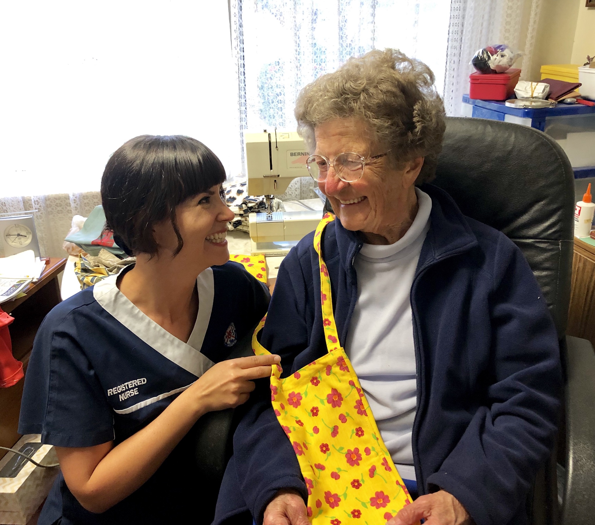 G73 RN Tara Khin and chemo bag donor Marjorie Williamson 